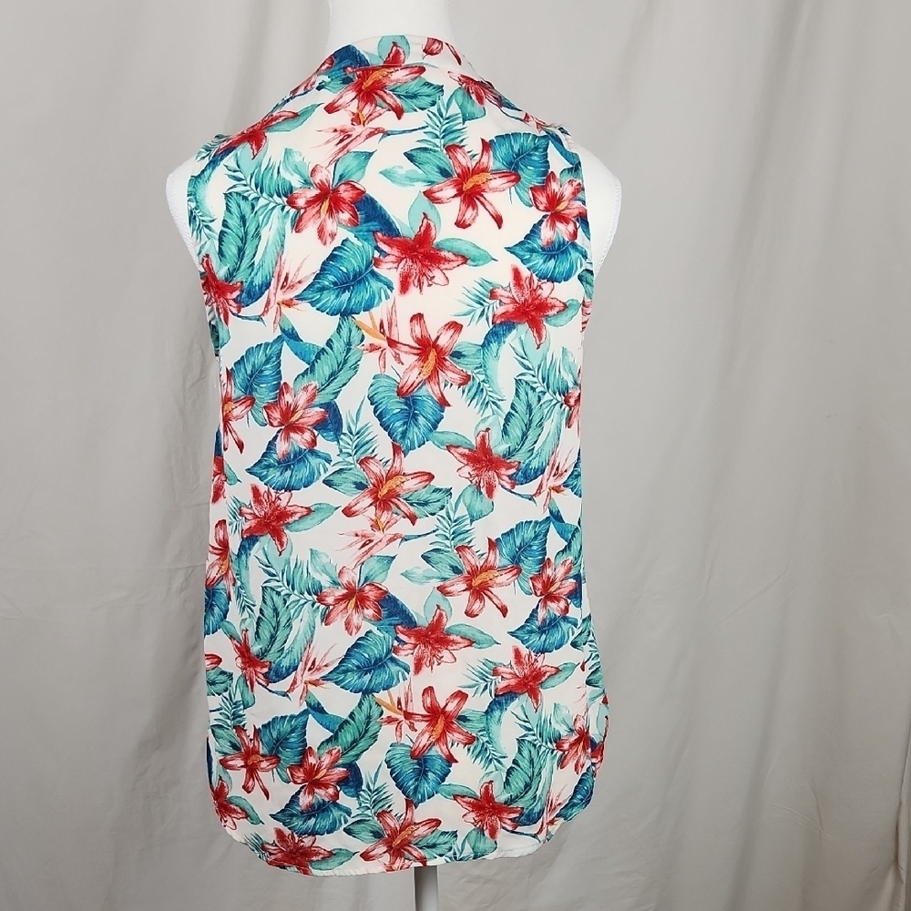Floral Sleeveless Blouse - Red and Blue - Picture 2 of 7